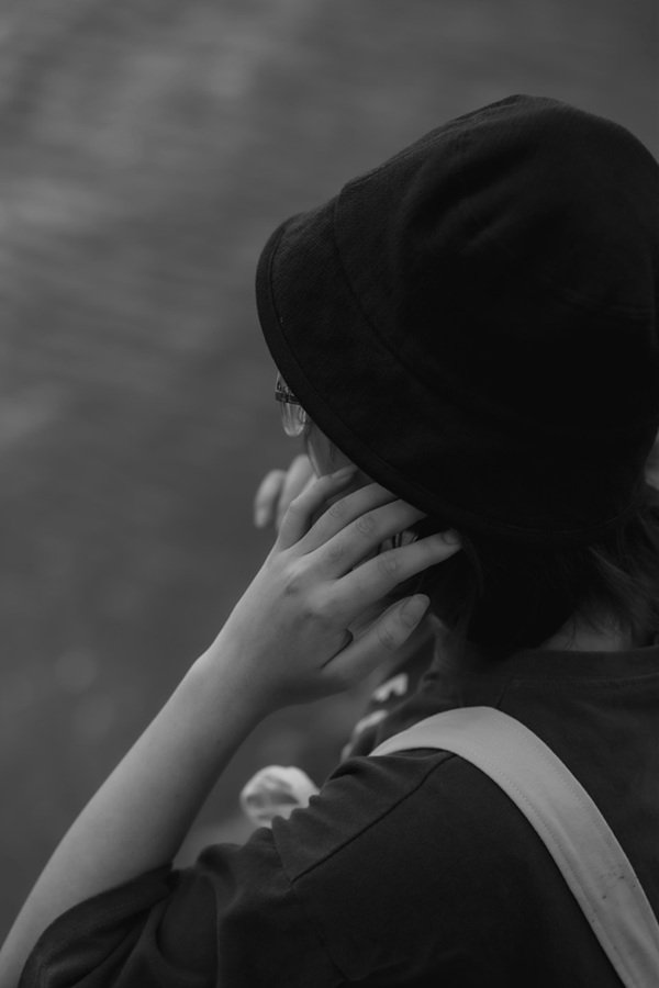 aesthetic hidden face girl pic in black and white